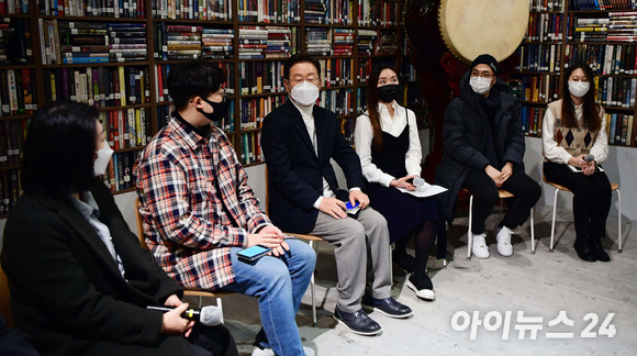 이재명 더불어민주당 대선후보가 20일 서울시 종로구 인사동 코트에서 문화예술인들과 간담회를 갖고 있다. [사진=국회사진취재단]