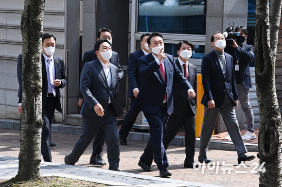 윤석열 대통령 당선인이 16일 오후 서울 종로구 통의동에 위치한 한 식당에서 점심 식사를 마친 후 안철수 인수위원장, 권영세 인수위 부위원장, 원희룡 기획위원장 등과 함께 산책을 하고 있다. [사진=김성진 기자]