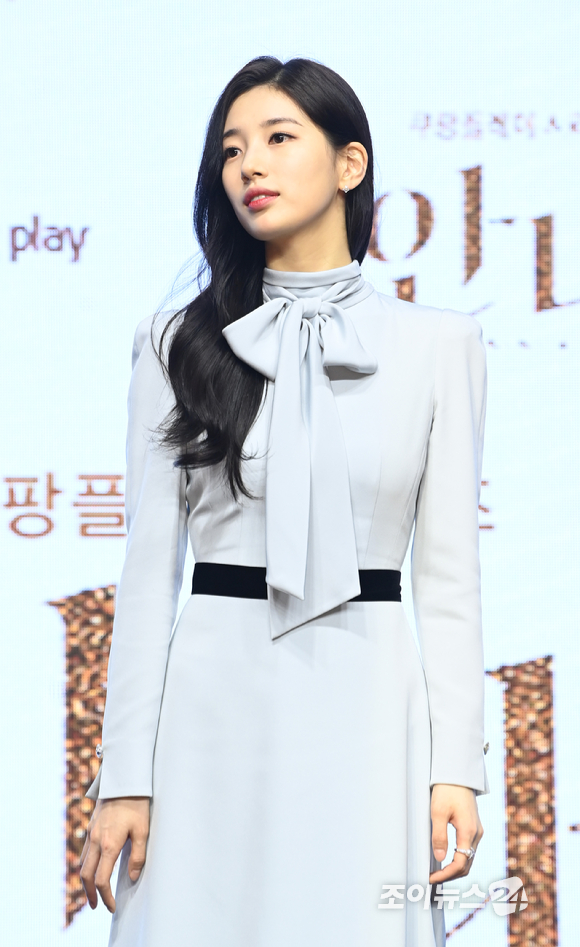 배우 수지가 21일 오전 여의도 콘래드서울에서 열린 쿠팡플레이 시리즈 '안나' 제작발표회에 참석해 포토타임을 갖고 있다. [사진=정소희 기자]