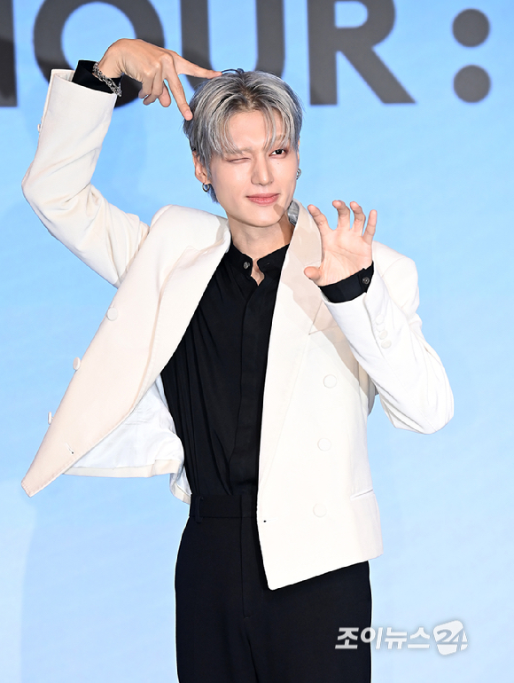 그룹 에이티즈 우영이 12일 오후 서울 마포구 호텔 나루 서울 엠갤러리에서 열린 미니 12집 '골든 아워 : 파트 3'(GOLDEN HOUR : Part.3) 앨범 발매 기념 기자간담회에서 포즈를 취하고 있다. [사진=곽영래 기자]