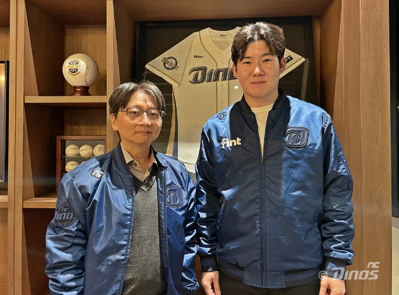NC 다이노스는 23일 내부 FA 박민우(오른쪽)과 계약했다. 박민우가 계약 후 임선남 구단 단장과 기념촬영하고 있다. [사진=NC 다이노스]
