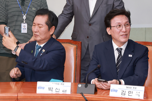 정청래 전 더불어민주당 대표(왼쪽)와 김민선 전 국무총리가 20일 서울 여의도 국회에서 열린 민주당 공명선거 실천 서약식에 참석해 있다. [사진=연합뉴스]