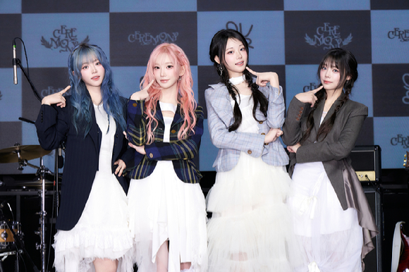 밴드 QWER(쵸단,마젠타,히나,시연) 27일 오전 서울 서대문구 예스24 원더로크홀에서 열린 미니 4집 'CEREMONY' 쇼케이스에서 포토타임을 갖고 있다. [사진=쓰리와이코프레이션]