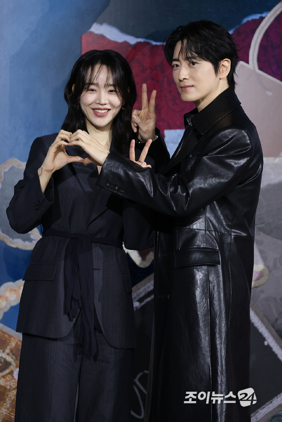 배우 신혜선, 이준혁이 10일 오전 서울 중구 장충동 앰배서더 서울 풀만 호텔에서 열린 넷플릭스 시리즈 '레이디 두아' 제작발표회에 참석해 포즈를 취하고 있다. [사진=문수지 기자]