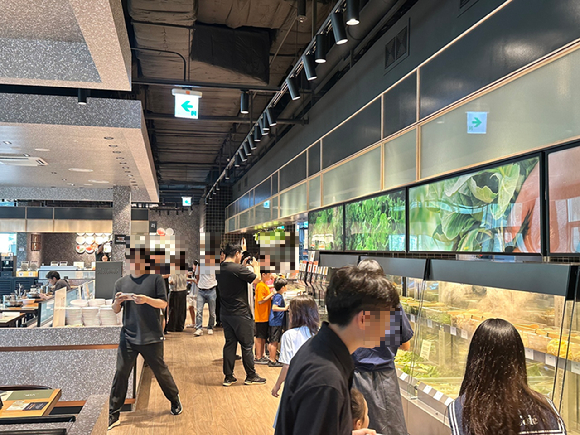 한 로운샤브샤브 매장에서 고객들이 식사를 하고 있다. [사진=이랜드이츠]