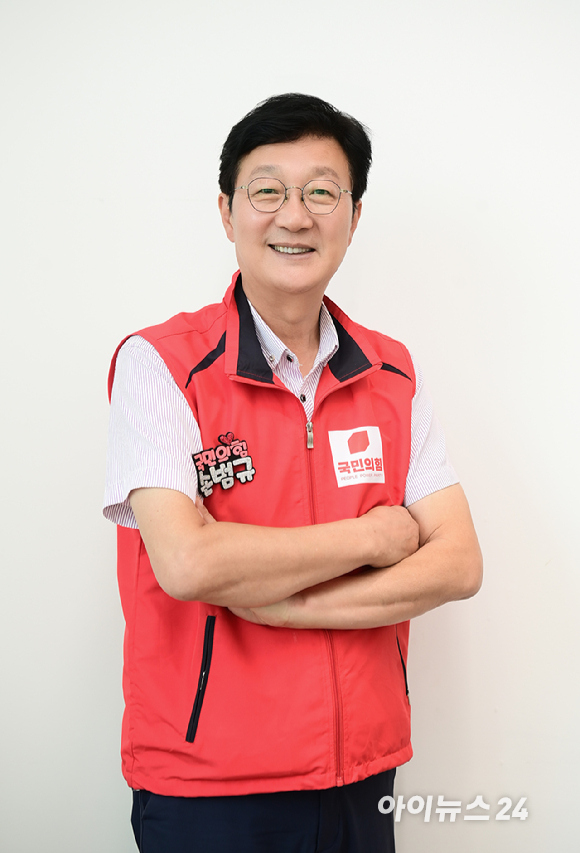 국민의힘 최고위원 출마를 선언한 손범규 인천 남동갑 당협위원장이 29일 인천 남동구에 위치한 개인사무실에서 아이뉴스24와의 인터뷰에 앞서 포즈를 취하고 있다. [사진=정소희 기자]