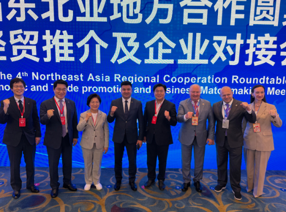 26일 중국 장춘시 샹그릴라 호텔에서 열린 제4회 동북아시아지방협력원탁회의에서 임병택 시흥시장(왼쪽 다섯번째)과 각국 대표단 등이 기념 촬영을 하고 있다. [사진=시흥시]