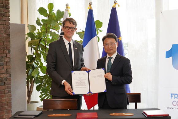 박은식 산림청장(왼쪽)이 1일 라자 줄리 안토니 인도네시아 산림부 장관(오른쪽)과 양해각서를 체결하고 기념사진을 촬영하고 있다. [사진=산림청]