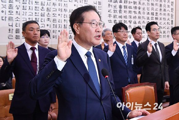 박성재 법무부 장관이 8일 오전 서울 여의도 국회에서 열린법제사법위원회 국정감사에서 선서를 하고 있다. [사진=곽영래 기자]