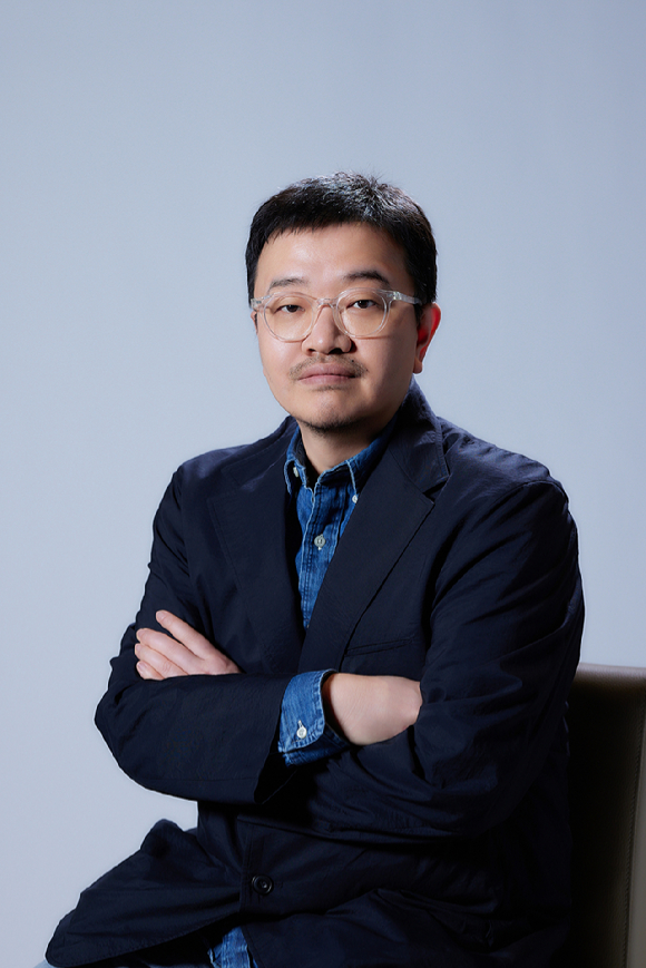 연상호 감독이 영화 '군체' 인터뷰에 앞서 포즈를 취하고 있다. [사진=(주)쇼박스]