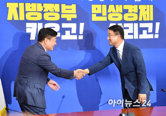 국민의힘 정점식 원내대표가 11일 서울 여의도 국회에서 더불어민주당 한병도 원내대표를 예방하고 있다. [사진=곽영래 기자]