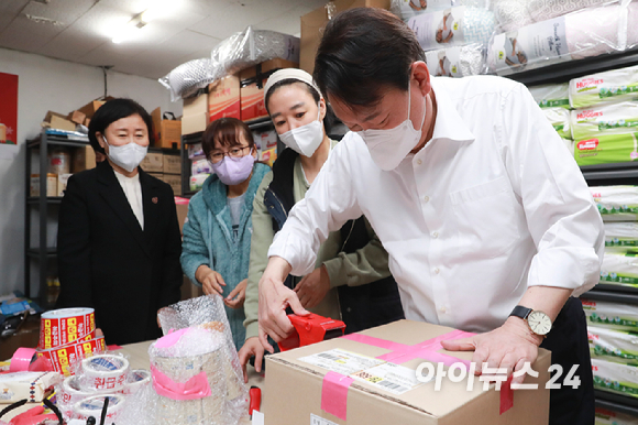 윤석열 국민의힘 대선후보가 15일 오후 서울 성동구 한국가온한부모복지협회를 찾아 한부모가정에게 보낼 물품을 포장하고 있다. [사진=국회사진취재단]