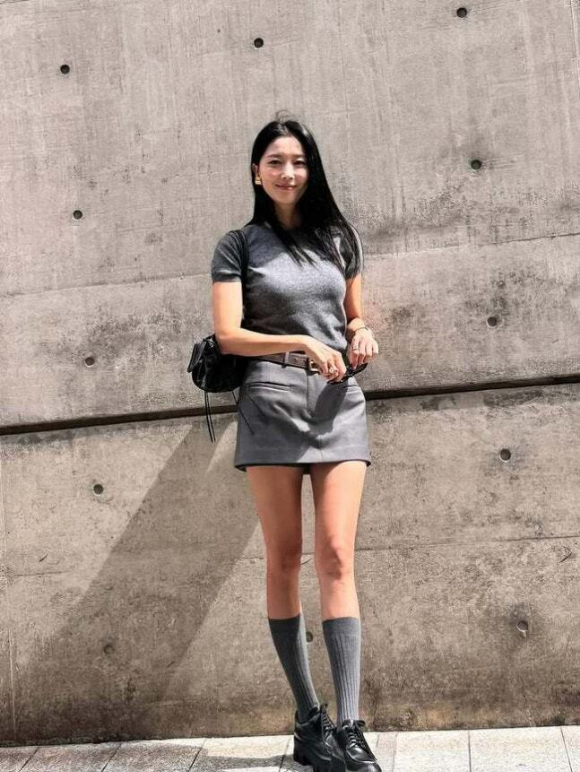 &apos;40대&apos; 오윤아, 가을룩 보니...니트+초미니 스커트 &apos;각선미가 장난 아니네&apos;