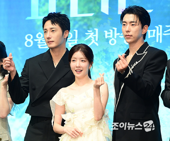 배우 정일우-정인선-윤현민이 6일 오후 서울 신도림 더세인트 그랜드 볼룸에서 열린 KBS2 새 주말드라마 '화려한 날들' 제작발표회에 참석하고 있다. [사진=정소희 기자]