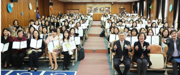 정근식 서울시교육감이 13일 서울 종로구 서울교육청에서 열린 '2025 학교평생교육지원단 발대식'에서 참석자들과 기념 촬영을 하고 있다. [사진=서울교육청]