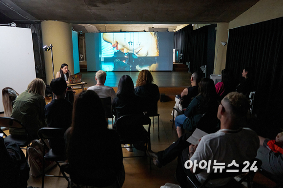 지난 31일 서울 성북구의 홍은주 작가 작업실에서 해외 미술계 전문가 15인이 한국 차세대 작가 9인의 작업실을 방문해 국제 교류 기반을 마련하는 '2026 다이브 인투 코리안 아트'에 참여한 미술계 전문가들이 퍼포먼스를 관람하고 있다. [사진=정소희 기자]