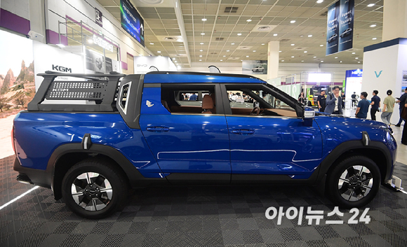 'EV 트렌드 코리아 2026'이 25일 서울 강남구 코엑스에서 열렸다. KG모빌리티(KGM) 부스에 무쏘 EV, 토레스 EVX, 액티언 하이브리드 등 친환경 전동화 모델 3종이 전시되고 있다. [사진=정소희 기자]