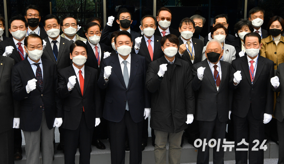 윤석열 대통령 당선인과 안철수 대통령직인수위원장 등 참석자들이 18일 오전 서울 종로구 통의동 인수위 앞에서 열린 현판식에서 기념촬영을 하고 있다. [사진=국회사진취재단]