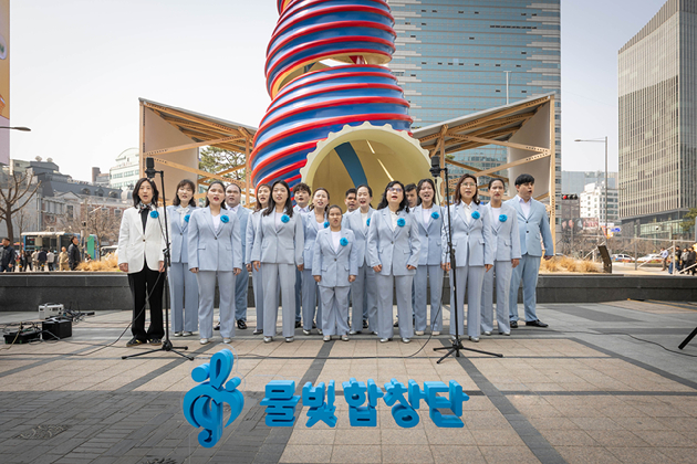 코웨이 물빛합창단이 청계광장에서 봄맞이 버스킹 공연을 진행하고 있다. [사진=코웨이]