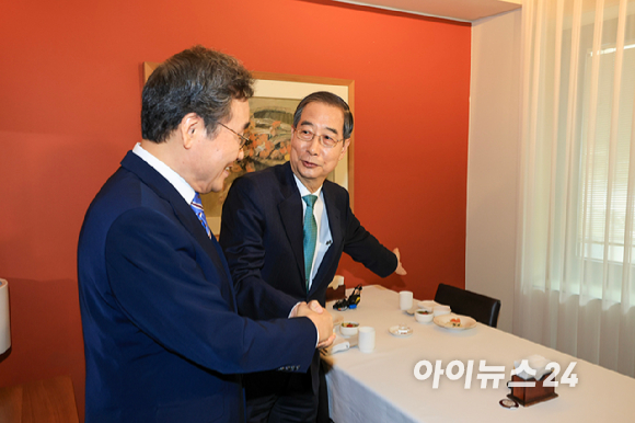 한덕수 무소속 대통령선거 예비후보(오른쪽)와 이낙연 전 국무총리가 6일 오전 서울 중구 한 음식점에서 오찬 회동을 갖고 있다. [사진=정소희 기자]