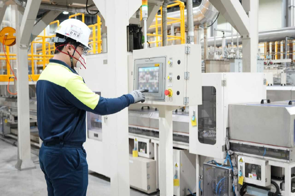 세종시 소재 포스코퓨처엠 기술연구소 직원이 양극재 시험생산을 위한 파일럿설비를 가동하고 있다. [사진=포스코퓨처엠]