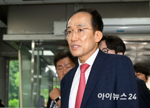 내란 중요임무 종사 혐의로 기소된 추경호 대구시장 당선인이 17일 서울 서초구 서울중앙지방법원에서 열린 1심 속행 공판에 출석하고 있다. [사진=사진공동취재단 ]