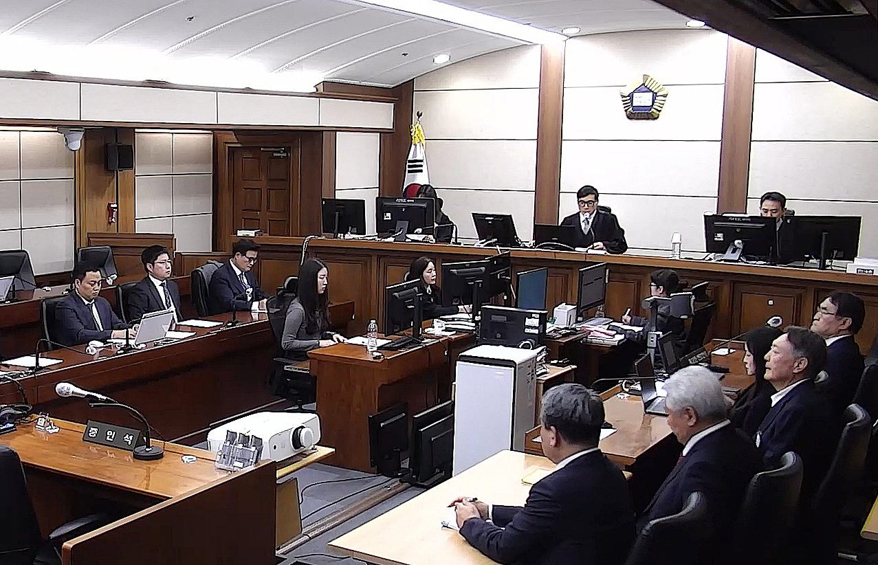 '공수처 체포 방해' 등 혐의로 1심에서 징역 5년을 선고받은 윤석열 전 대통령의 모습. 왼쪽은 선고 공판에 출석하는 장면이고 오른쪽은 선고 후 퇴정하는 장면이다. 양 쪽 윤 전 대통령의 표정과 낯빛이 대조적이다. 2026.1.16 [서울중앙지법 제공. 재판매 및 DB 금지] [사진=연합뉴스]