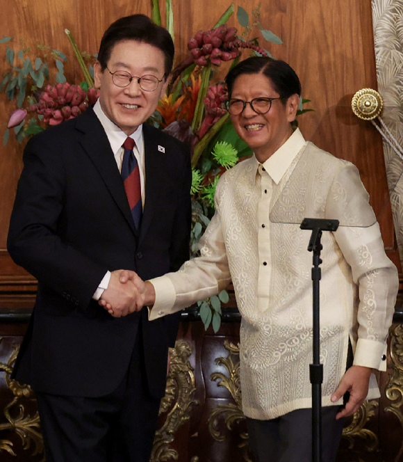 이재명 대통령과 페르디난드 마르코스 필리핀 대통령이 3일 마닐라 말라카냥궁에서 공동언론발표를 마친 뒤 악수하고 있다. 2026.3.3 [사진=연합뉴스]