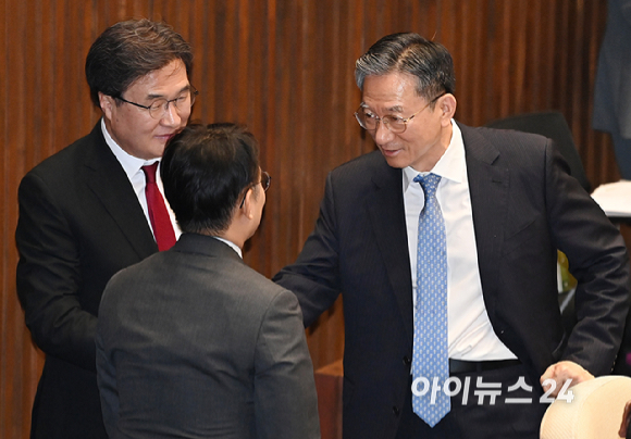 전 법무부 장관인 정성호 더불어민주당 의원이 1일 서울 여의도 국회에서 열린 제439회국회(정기회) 개회식에서 동료 의원들과 인사하고 있다. [사진=곽영래 기자]
