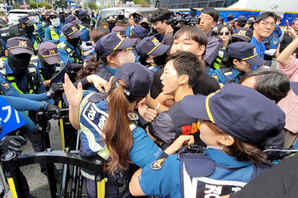 28일 '제16회 대구퀴어문화축제'의 본격적인 축제 시작에 앞서 주최 측과 경찰이 대치하고 있다. [사진=뉴시스]