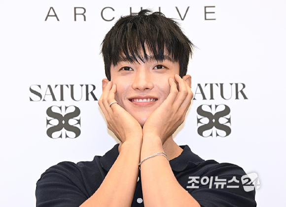 세븐틴 도겸이 10일 오전 서울 중구 명동에서 열린 세터(SATUR) 아카이브 명동 매장 오픈 기념 포토월에서 포즈를 취하고 있다. [사진=곽영래 기자]