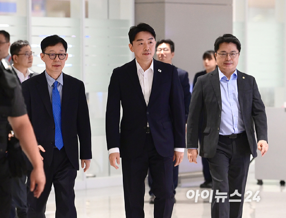 미국 이민당국에 의해 체포&middot;구금됐다 풀려난 한국인 316명이 탑승한 전세기가 인천국제공항 2터미널에 도착한 12일 오후 한국인 근로자들이 기다리던 가족들과 인사를 나누고 있다. [사진=정소희 기자]