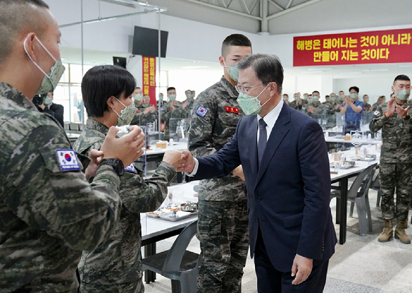 문재인 대통령과 김정숙 여사가 국군의 날인 1일 오후 경북 포항 해병대1사단 부대에서 열린 장병 격려 오찬 행사를 마친 뒤 장병들과 인사하고 있다. 2021.10.01. [사진=뉴시스]