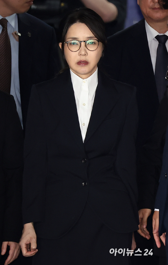 윤석열 전 대통령 부인 김건희 씨가 12일 오후 서울 서초구 서울중앙지방법원에서 열린 구속 전 피의자 심문(영장실질심사)을 마치고 법원을 나서고 있다. [사진=사진공동취재단]