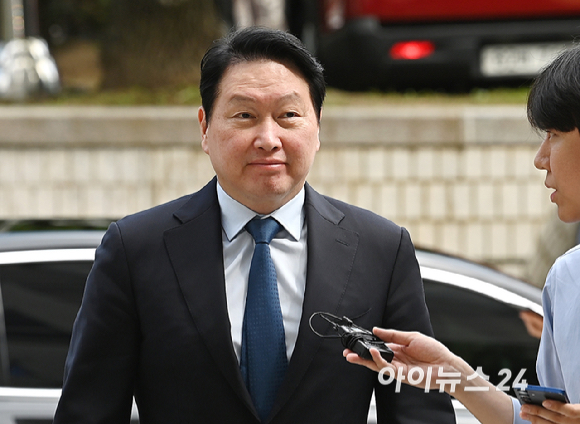최태원 SK그룹 회장이 26일 서울 서초구 서울고등법원에서 열린 재산 분할 파기환송심 2차 변론기일에 출석하고 있다. [사진=곽영래 기자]