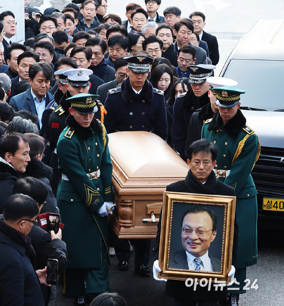 베트남 출장 중 별세한 고(故) 이해찬 전 총리의 운구 차량이 27일 서울 종로구 서울대병원 장례식장에 도착해 운구되고 있다. [사진=곽영래 기자]