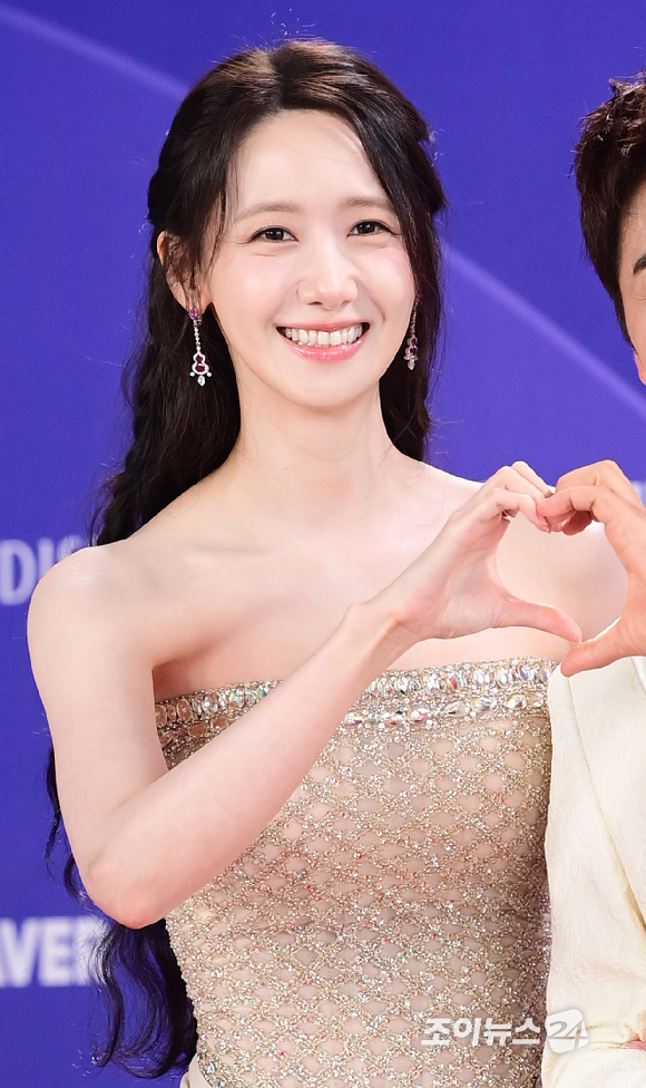 소녀시대 윤아(임윤아)가&nbsp;31일 오후&nbsp;인천시 영종구 운서동 파라다이스시티에서 열린&nbsp;제5회 청룡시리즈어워즈&nbsp;레드카펫 행사에 시상식 MC로 참석하고 있다. [사진=정소희 기자]