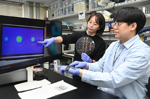 ETRI 연구진이 인시튜 공정 기반으로 제작한 전자피부에 대해 논의하는 모습. [사진=ETRI]