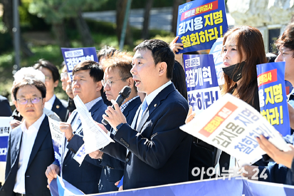 김용민 더불어민주당 의원이 2일 서울 서초구 서울공소청 앞에서 열린 무소불위 검찰청 시대 마감, 공소정&middot;중수정 출범! 국민을 위한 형사사업체계 대전환 기자회견에서 발언하고 있다. [사진=곽영래 기자]