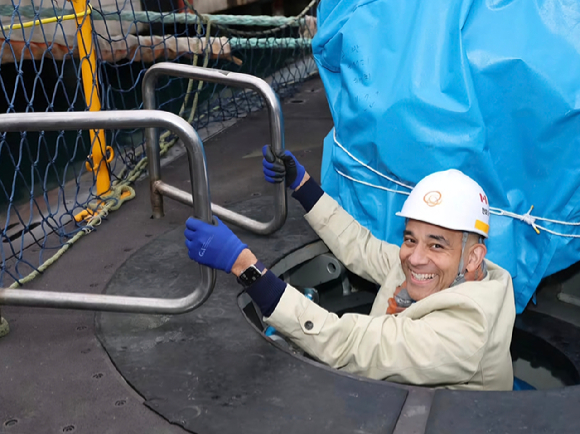 크리스토퍼 스키트 캐나다 퀘백주 국제관계부 장관이 장영실함에 승함하고 있다. [사진=한화오션 SNS 캡처]