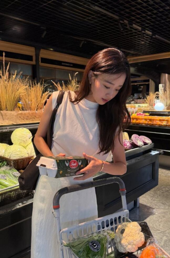 손연재, 마트 갈 때도 우아하네...화이트 상의+롱스커트로 뽐낸 일상룩