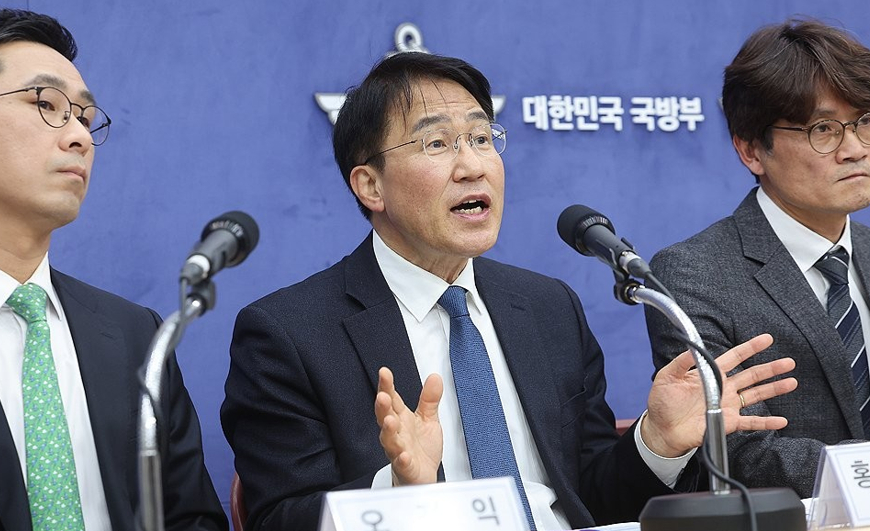 '민관군 합동 특별자문위원회 방첩&middot;보안 재설계 분과위원회'의 홍현익 분과위원장이 8일 서울 용산구 국방부 브리핑룸에서 방첩사 해체 방안 관련 발표를 하고 있다. 2026.1.8 [사진=연합뉴스]