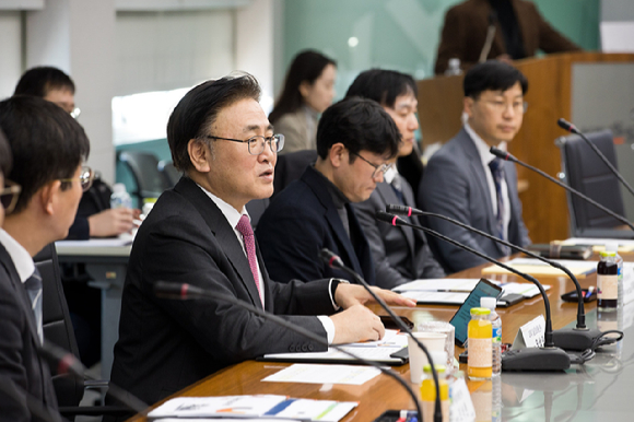 유상임 장관이 21일 한국표준과학연구원에서 열린 '국가 핵심기술 확보를 위한 연구현장 간담회' 에서 인사말을 하고 있다. [사진=과기정통부]