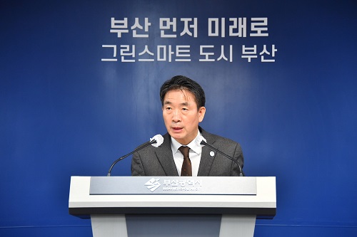 안병윤 부산광역시 행정부시장이 3일 부산광역시청 브리핑룸에서 대심도 사고 관련 기자회견을 열고 시의 늑장대응에 대해 사과하고 있다. [사진=부산광역시]