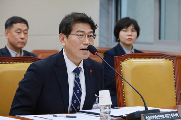 10일 국회에서 열린 과학기술정보방송통신위원회 전체회의에서 류신환 방송미디어통신위원장 직무대행이 인사말하고 있다. [사진=연합뉴스]