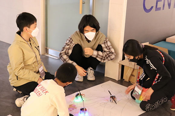 지난 20일 동국대 경주캠퍼스가 가족과 함께하는 1 Day 코딩 교육을 진행하고 있다. [사진=동국대 경주캠퍼스]