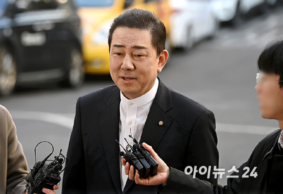 공천헌금 수수 의혹 등 13가지 의혹으로 수사를 받고 있는 김병기 무소속 의원이 26일 오전 서울 마포구 서울경찰청 공공범죄수사대에 출석하고 있다. [사진=곽영래 기자]