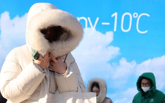 겨울 한파가 나타난 가운데 서울 송파구 한 조형물에 현재 온도가 표시돼 있다. [사진=연합뉴스]