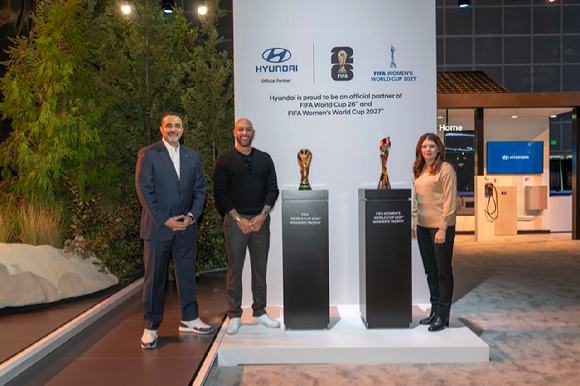 이상엽 현대제네시스글로벌디자인담당 부사장이 20일(현지시각) 미국 LA 컨벤션 센터(Los Angeles Convention Center)에서 열린 '2025 LA 오토쇼'에서 '크레이터'를 소개하고 있다. [사진=현대자동차]