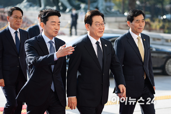 이재명 대통령이 4일 오전 서울 여의도 국회에서 열린 2026년도 예산안 및 기금운용계획안 대통령 시정연설에 참석하며 우원식 국회의장과 인사하고 있다. [사진=국회사진기자단]